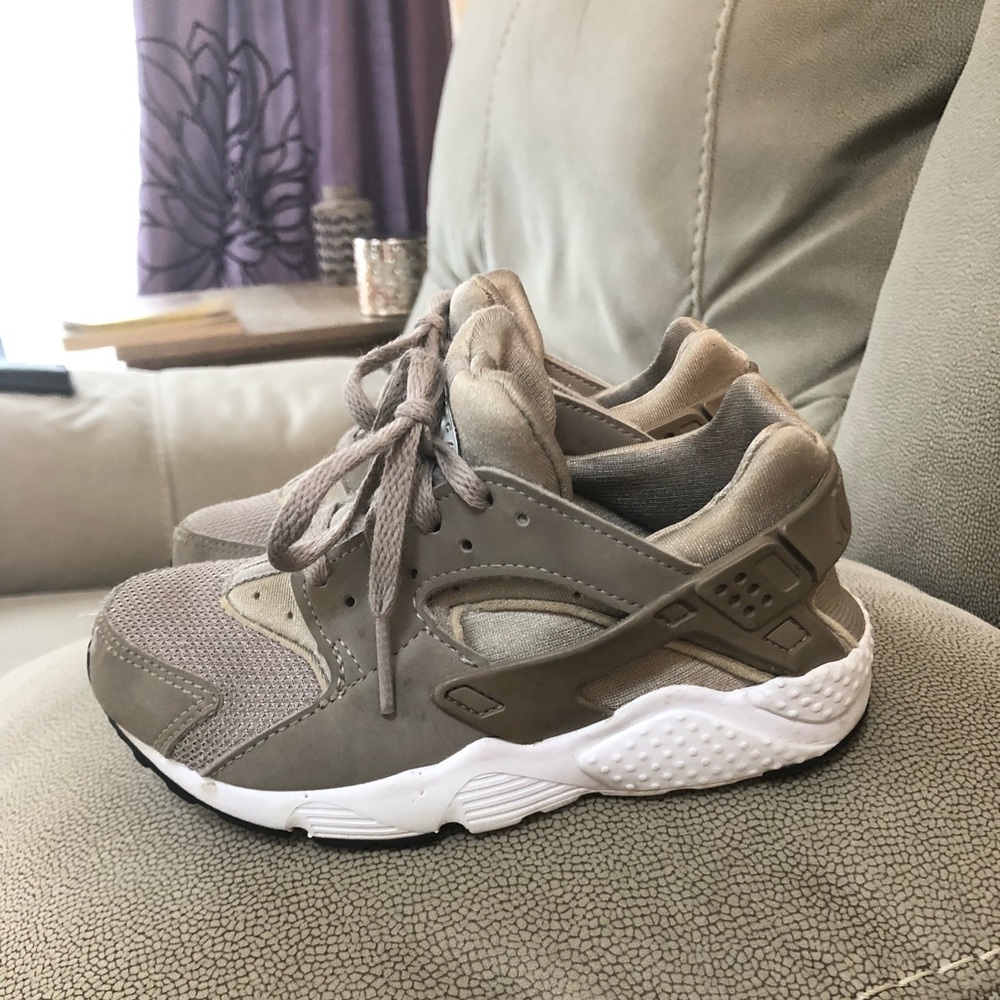 Girls Nike hurricane sneakers